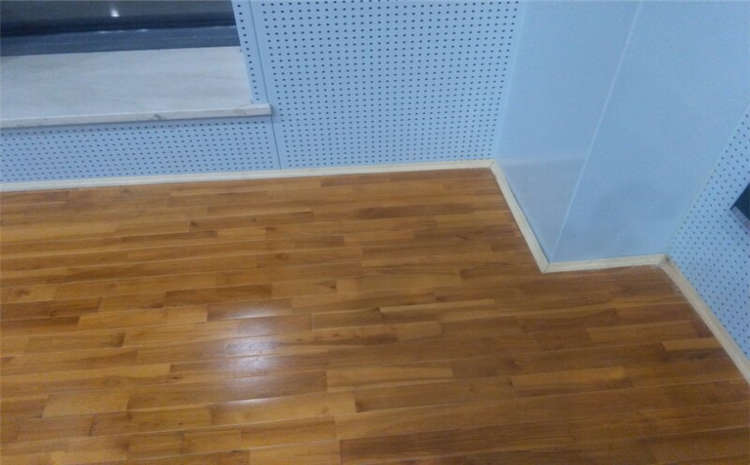拼接板体育木地板怎么翻新？