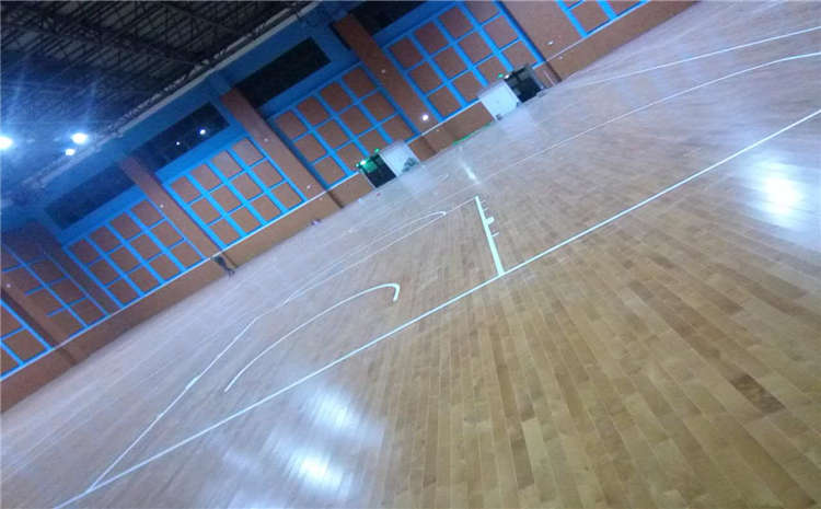 松木排球馆木地板多少钱一平米？