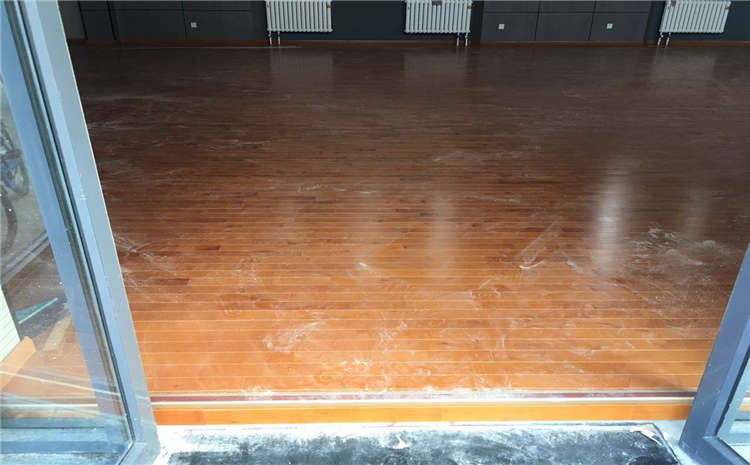 五角枫木地板篮球场怎么翻新
