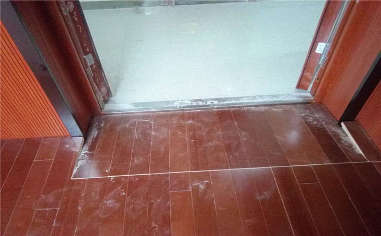俄勒冈松风雨操场运动地板怎么翻新?