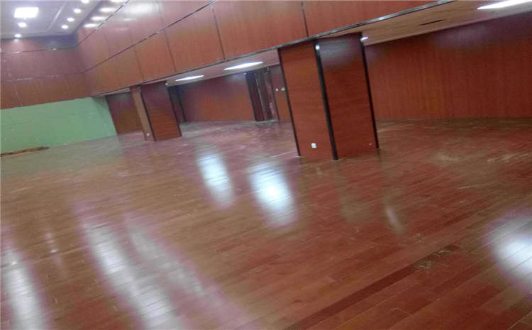 体育木地板为什么一会响一会不响?