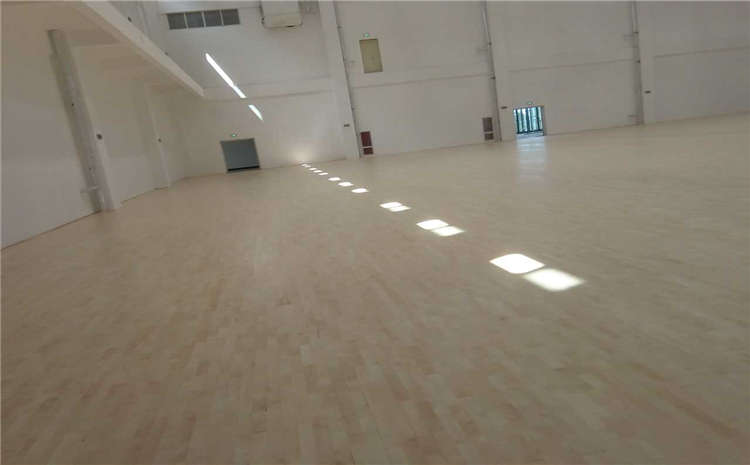 枫桦木木地板篮球馆怎么翻新