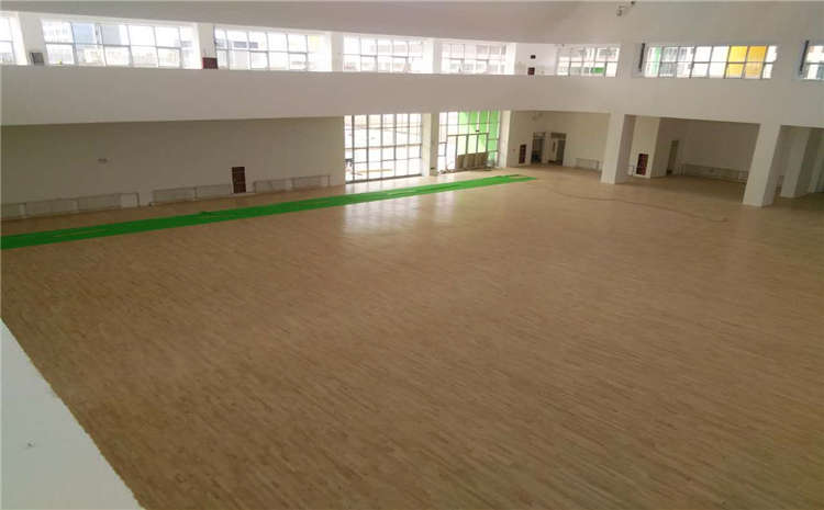 篮球场馆地面铺装用什么木地板？