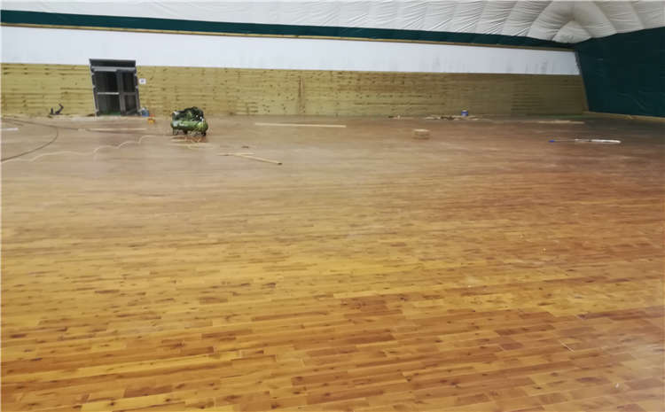枫木羽毛球馆木地板怎么保养？