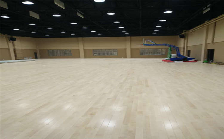 枫桦木木地板篮球馆怎么翻新