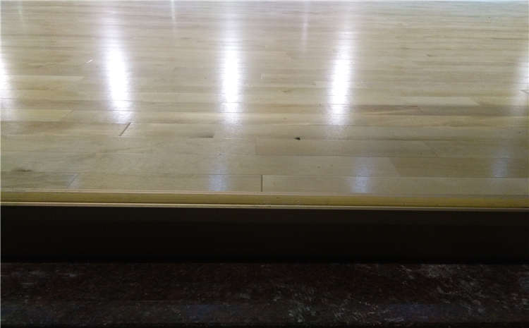 松木排球馆木地板多少钱一平米？