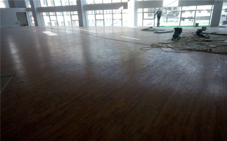 橡胶木篮球场地木地板施工技术方案