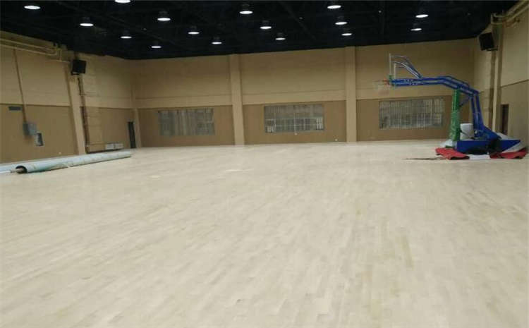 五角枫篮球场地木地板翻新施工