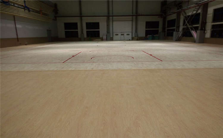 学校篮球馆木地板多少钱一平米？